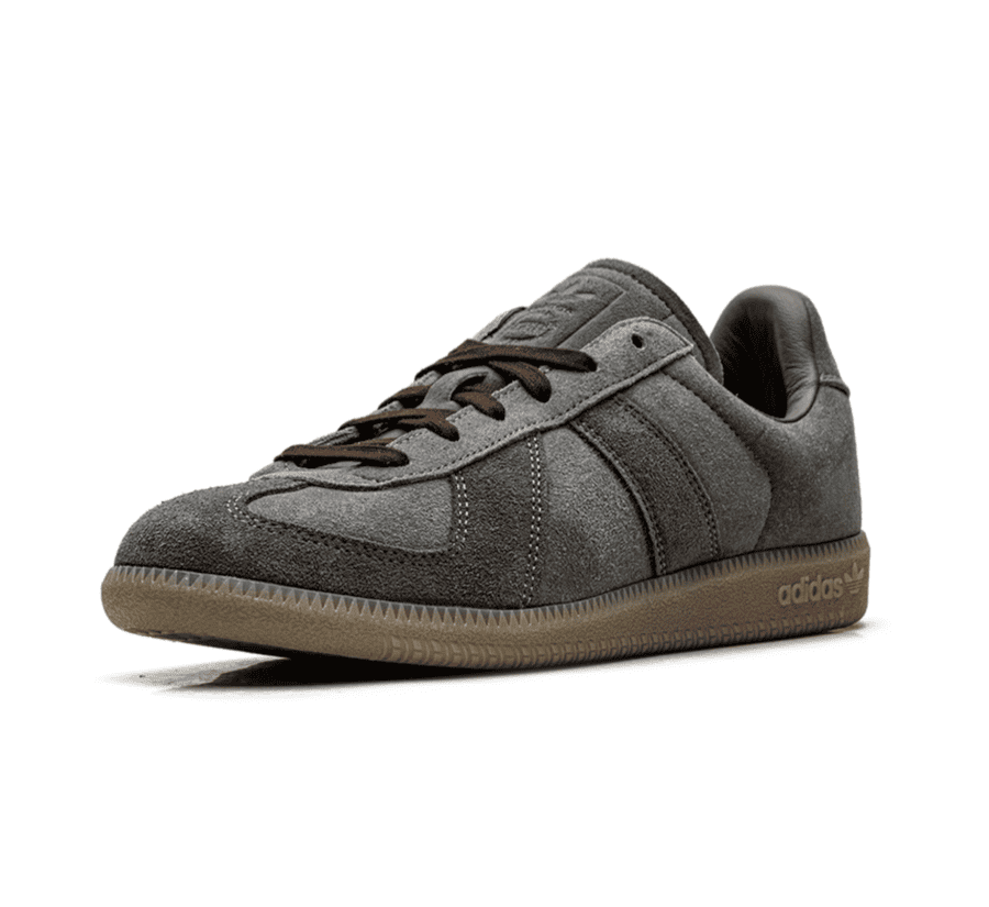 Einzelner adidas BW Army Cinder Gum seitlich mit adidas Trefoil Branding und Wildlederstruktur