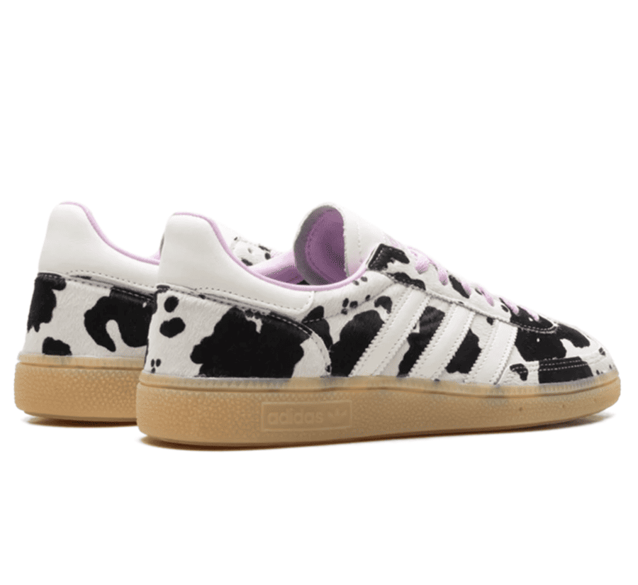 adidas Handball Spezial Cow Print Bliss Lilac KJ0090 Paar hinten mit Cow Print und Gum-Sohle