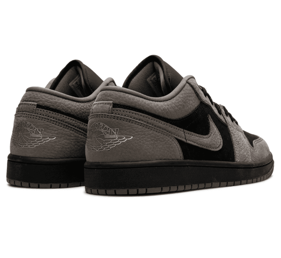 Air Jordan 1 Low SE Black Olive Grey Sneaker Paar von hinten mit Jordan Wings-Logo an der Ferse