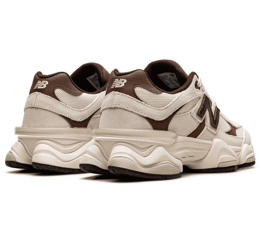 New Balance 9060 Breakfast Tea Angora Sneaker Paar von hinten mit cremefarbenem Obermaterial und braunen Details