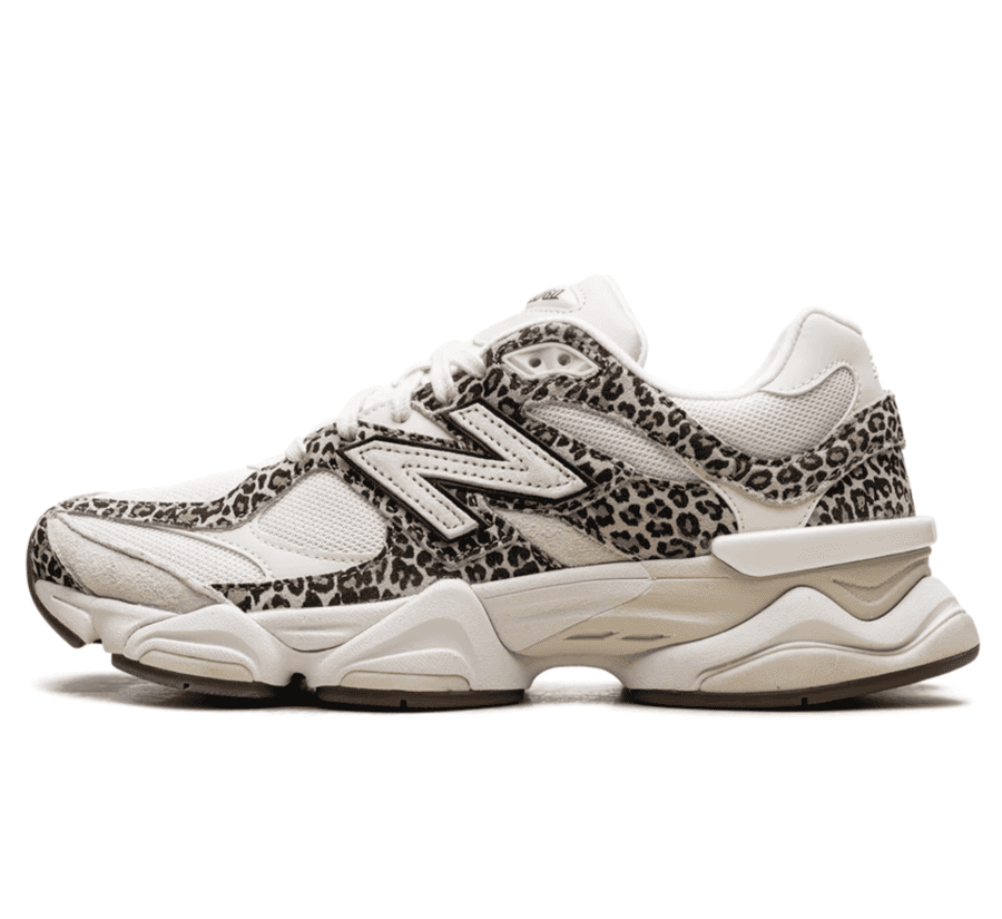 New Balance 9060 Brown White Leopard Paar vorne Hauptbild Perspective mit weißem Mesh, braunem Wildleder und Leopardenmuster