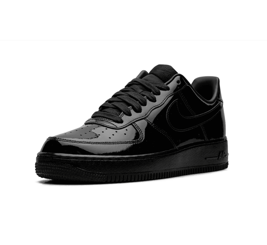 Nike Air Force 1 Low Black Patent einzelner Schuh seitlich mit schwarzem Swoosh und Patentleder