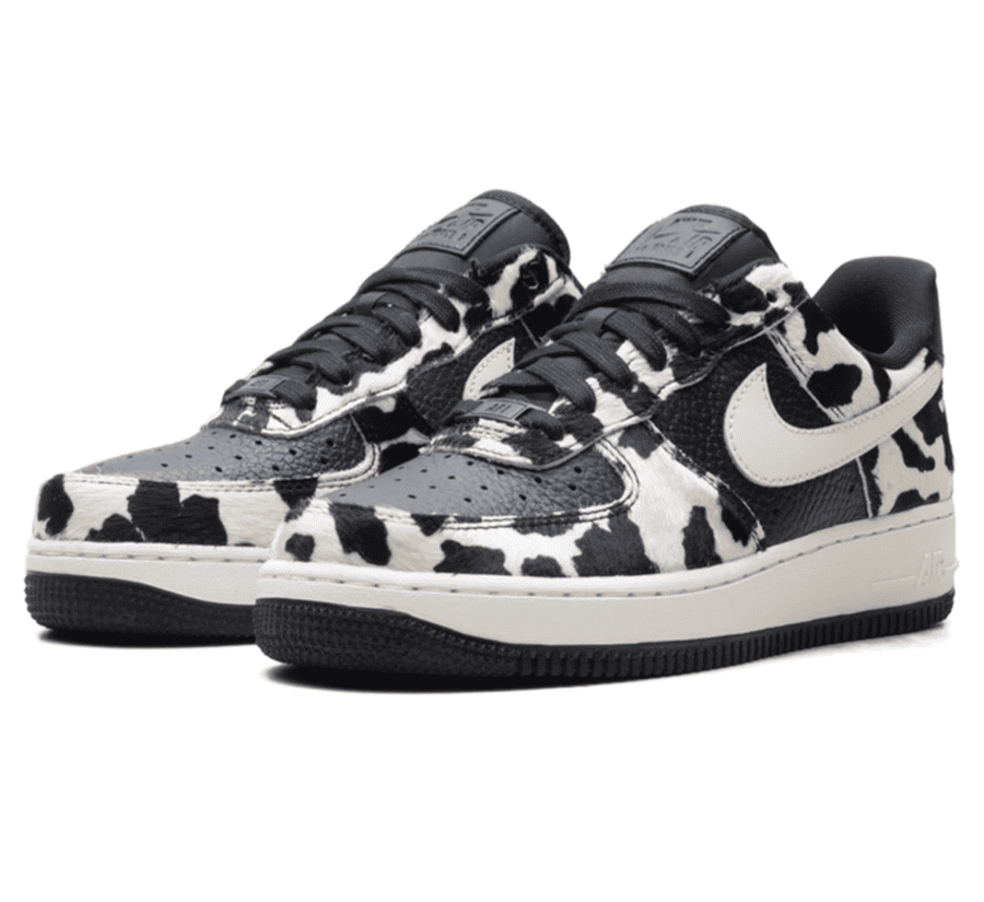 Nike Air Force 1 Low Cow Print Black Damen IO0442-001 Seitenansicht mit schwarz weißem Cow Print