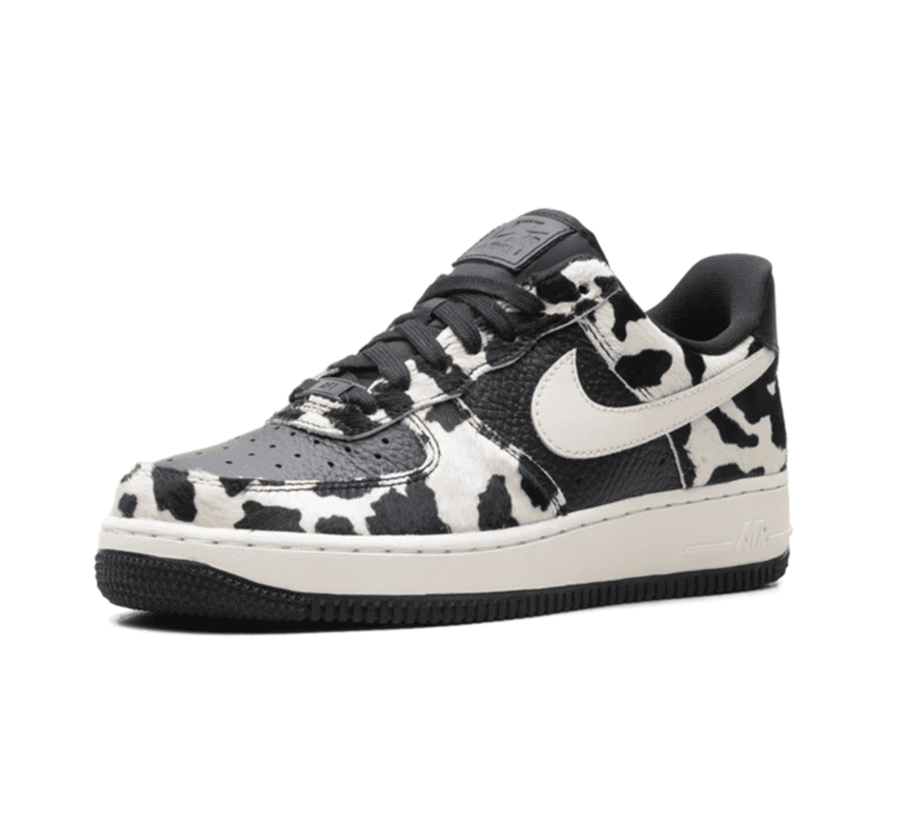 Nike Air Force 1 Low Cow Print Black Damen IO0442-001 einzelner Schuh seitlich mit weißem Nike Swoosh