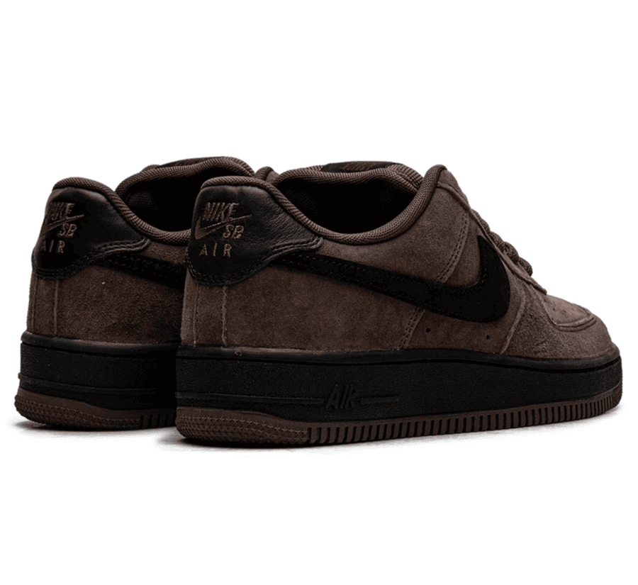 Nike SB Air Force 1 Low Light Chocolate Black HM8517-201 Sneaker Paar von hinten mit braunem Wildleder und schwarzen Details