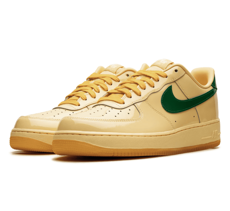 Nike Air Force 1 Low Patent Leather Topaz Gold Pine Green Seitenansicht aus Lackleder