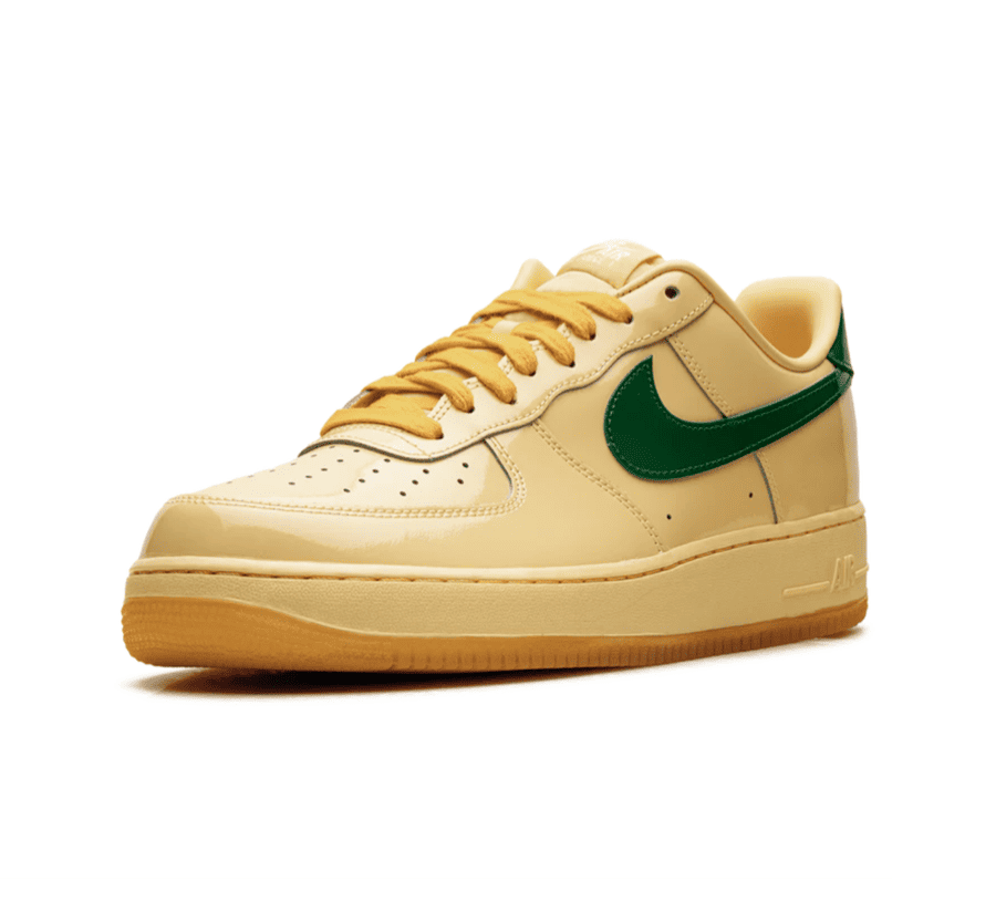 Nike Air Force 1 Low Patent Leather Topaz Gold Pine Green einzelner Schuh seitlich