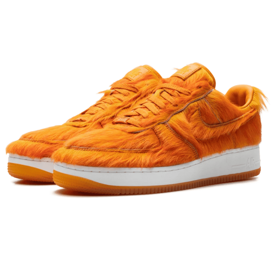 Nike Air Force 1 Low Technicolor Tale Orange Pony Hair seitliche Ansicht mit orangefarbenem Pony Hair