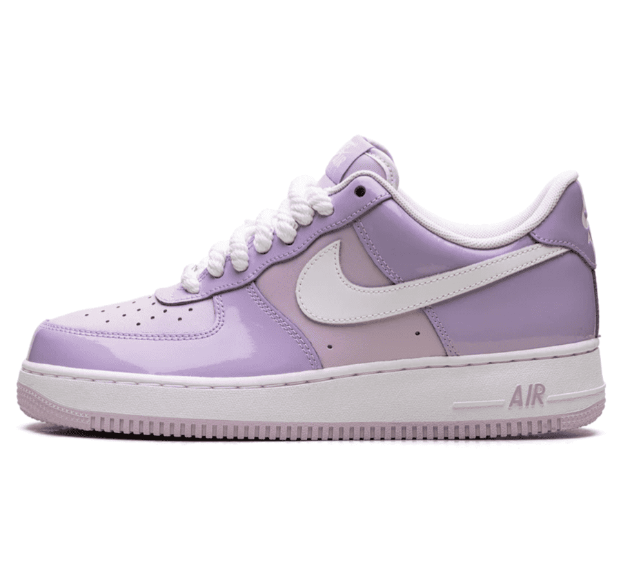 Nike Air Force 1 Low 07 LV8 Hydrangeas Patent Paar vorne Hauptbild Perspective mit glänzendem Lackleder
