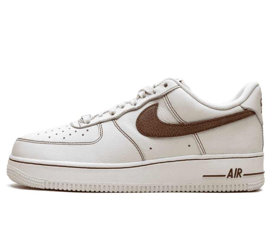 Nike Air Force 1 Low 07 LV8 Ivory Saddle Brown Paar vorne Hauptbild Perspective mit Premium-Leder