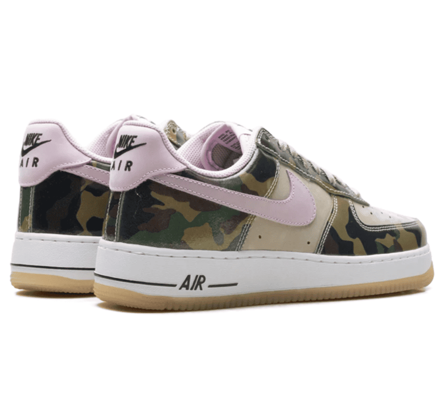 Nike Air Force 1 Low 07 LV8 Patent Camo Pink HQ1967-200 Paar hinten mit pinker Fersenpartie