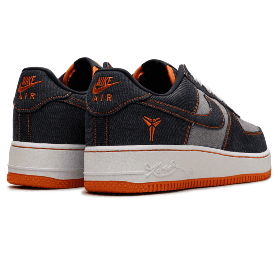 Nike Air Force 1 Low Kobe Bryant Denim Paar hinten mit Kobe Sheath Logo und Safety Orange Details