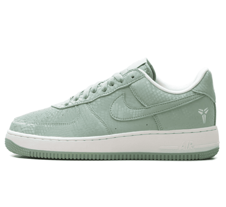 Nike Air Force 1 Low x Kobe Bryant Forever Steam IB0018-005 Paar vorne Hauptbild Perspective mit schimmerndem grünem Snake-Leder