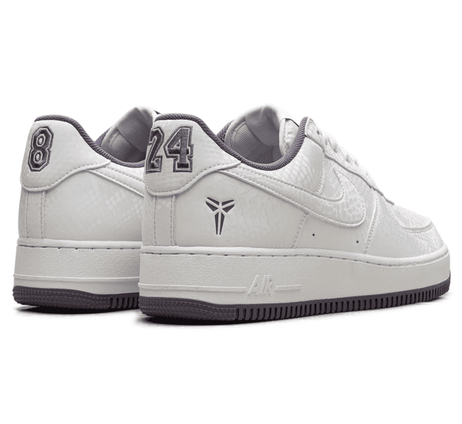 Nike Air Force 1 Low x Kobe Bryant Forever Summit White Daybreak Paar hinten mit exklusivem Kobe Bryant Branding