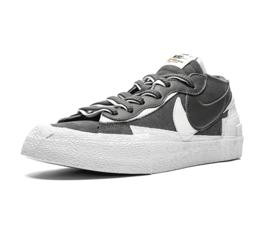 Nike Blazer Low x sacai Iron Grey DD1877-002 einzelner Sneaker seitlich mit grauem Veloursleder