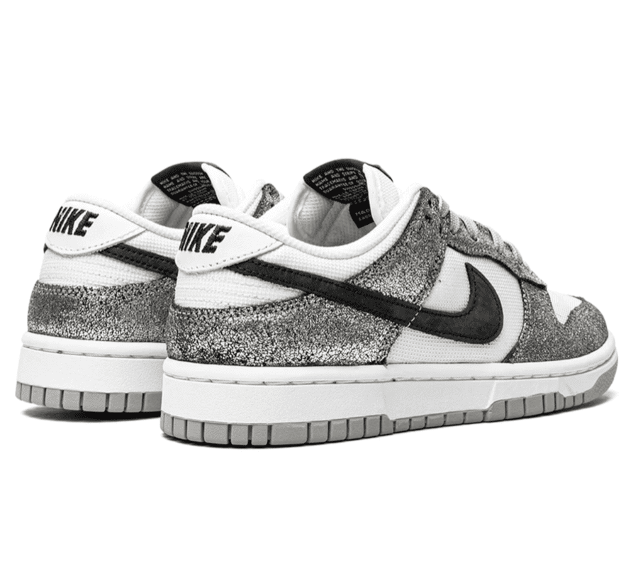 Nike Dunk Low Golden Gals Damen DO5882-001 Paar hinten mit schwarzem Nike Branding und silbernem Leder