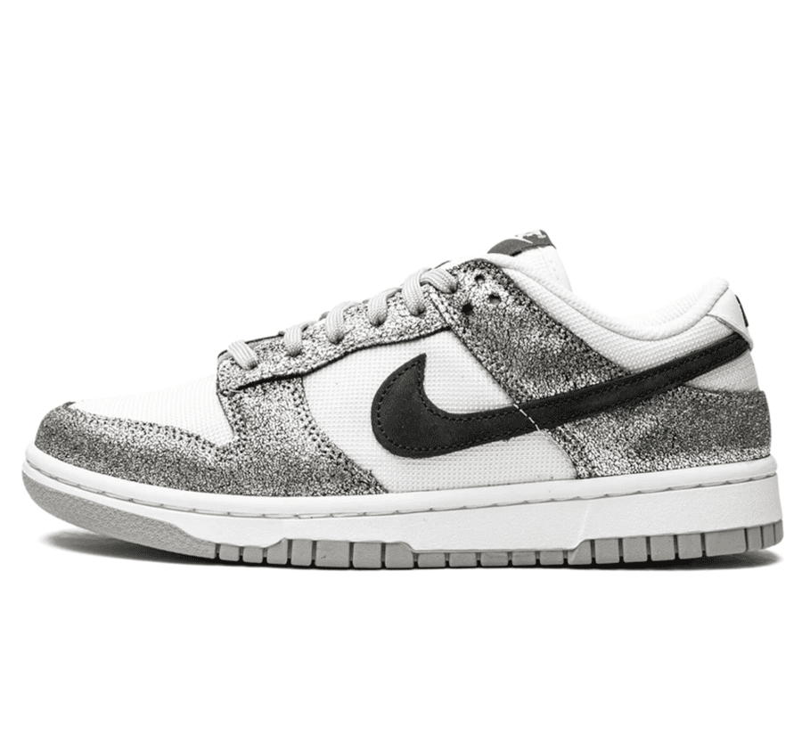 Nike Dunk Low Golden Gals Damen DO5882-001 Paar vorne Hauptbild Perspective mit weißem Canvas und silbernem Crackle-Leder