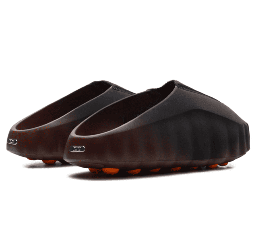 Nike Mind 001 Flyknit Bronze Eclipse Total Orange IR2175-200 Paar hinten mit schwarzem Bronze-Farbverlauf