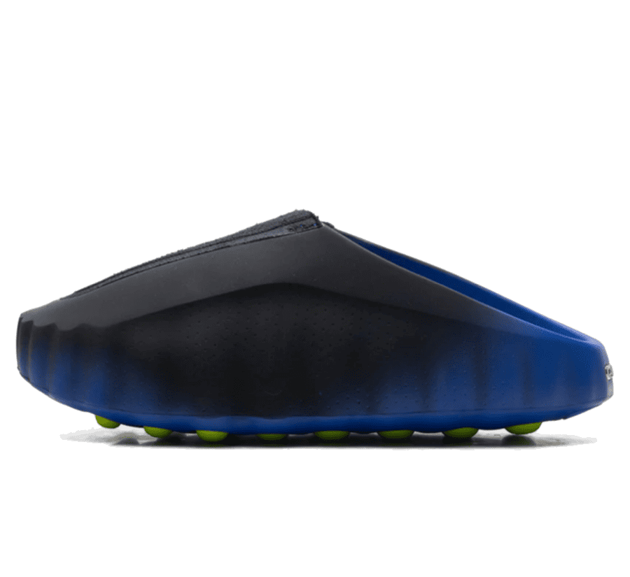 Nike Mind 001 Flyknit Hyper Royal Paar vorne Hauptbild Perspective in Blau mit schwarzer Slip-On-Konstruktion