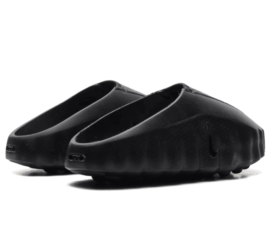 Nike Mind 001 Triple Black HQ4307-005 Paar hinten mit futuristischer Mule-Silhouette
