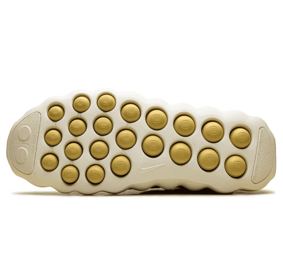 Nike Mind 002 Flyknit Light Bone Saturn Gold IR2176-003 Außensohle von unten mit 22 beweglichen Schaumstoffnoppen