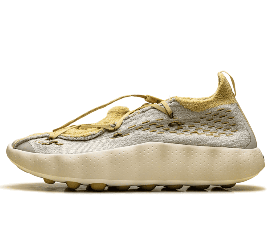Nike Mind 002 Flyknit Light Bone Saturn Gold IR2176-003 Sneaker Paar von vorne in Creme Beige und Gold