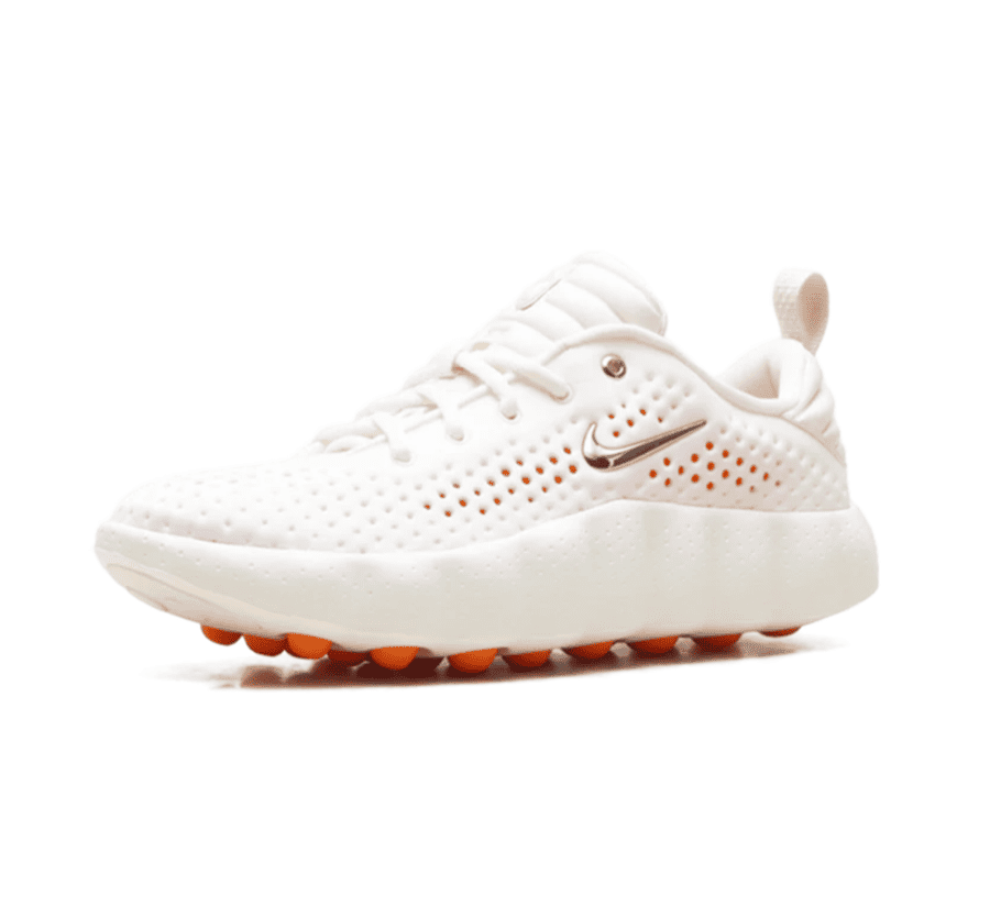 Nike Mind 002 Sail Damen einzelner Schuh seitlich mit perforiertem Upper schwarzem Swoosh und Nike Mind Mittelsohle
