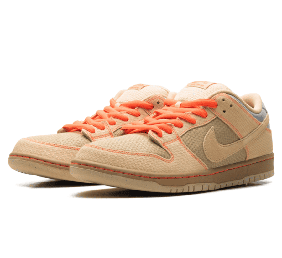 Nike SB Dunk Low Pro Som Tum IB6206-701 Seitenansicht mit Vachetta Tan Wildleder und Bright Crimson Details
