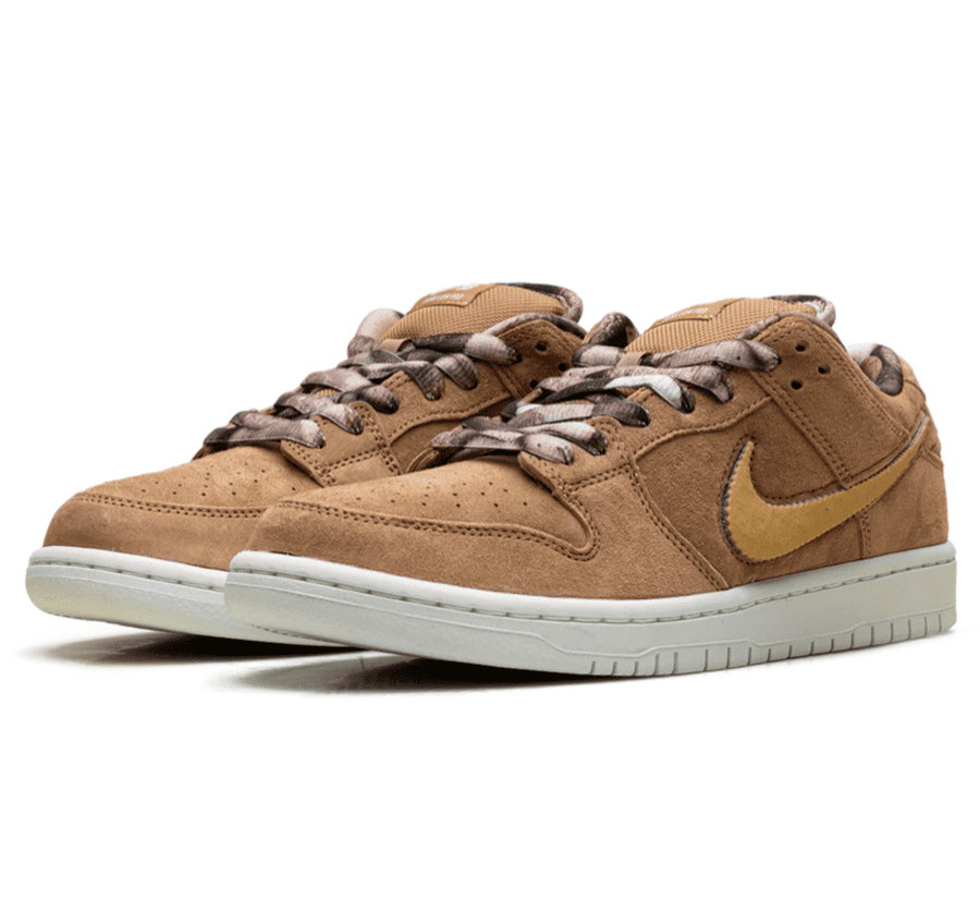Nike SB Dunk Low x NOTE Shop Manchester Brew and Biscuits Seitenansicht mit dunkelbraunem Swoosh und Premium-Materialien