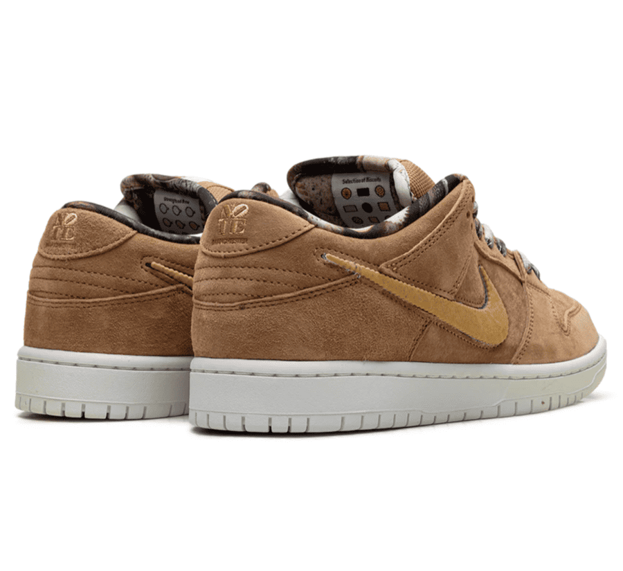 Nike SB Dunk Low x NOTE Shop Manchester Brew and Biscuits Paar hinten mit exklusivem NOTE Shop Branding