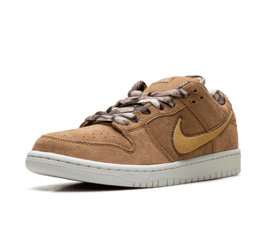 Nike SB Dunk Low x NOTE Shop Manchester Brew and Biscuits einzelner Schuh seitlich mit hochwertigem Wildleder und gepolsterter SB-Zunge