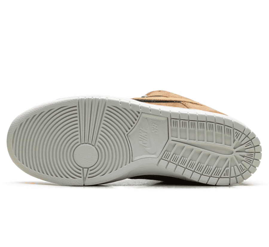 Nike SB Dunk Low x NOTE Shop Manchester Brew and Biscuits Outsole unten mit brauner Gummisohle