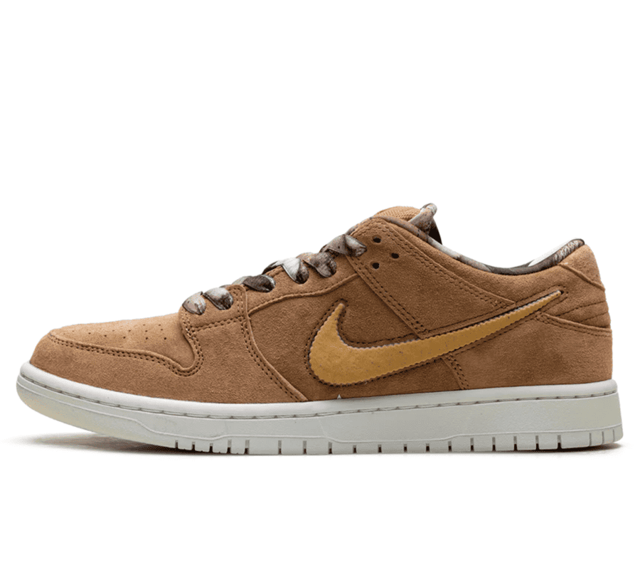 Nike SB Dunk Low x NOTE Shop Manchester Brew and Biscuits Paar vorne Hauptbild Perspective mit braunem Wildleder und beigen Overlays