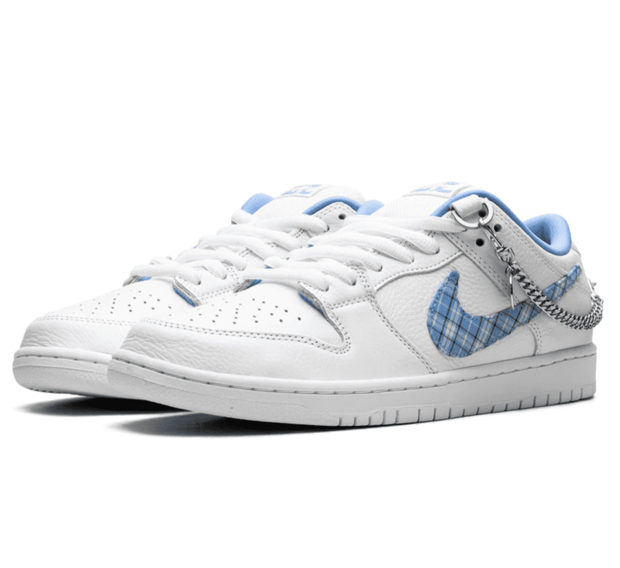 Nike SB Dunk Low x Nicole Hause White University Blue FZ8802-100 seitliche Ansicht mit kariertem University Blue Swoosh