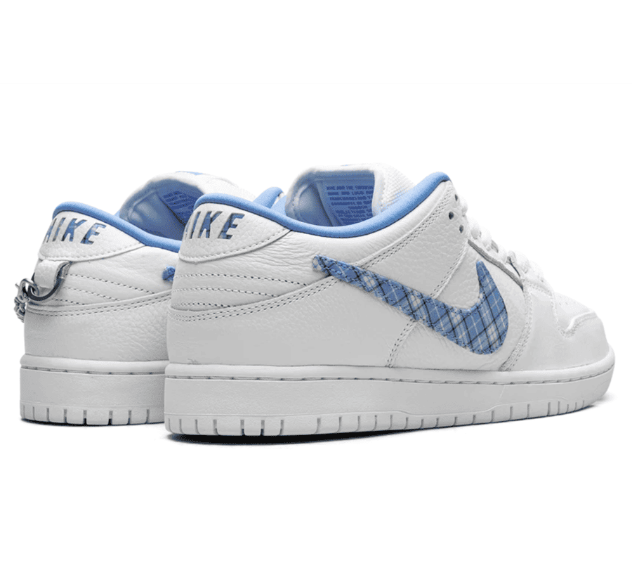 Nike SB Dunk Low x Nicole Hause White University Blue FZ8802-100 Sneaker Paar von hinten mit kariertem Nike-Fersenlogo