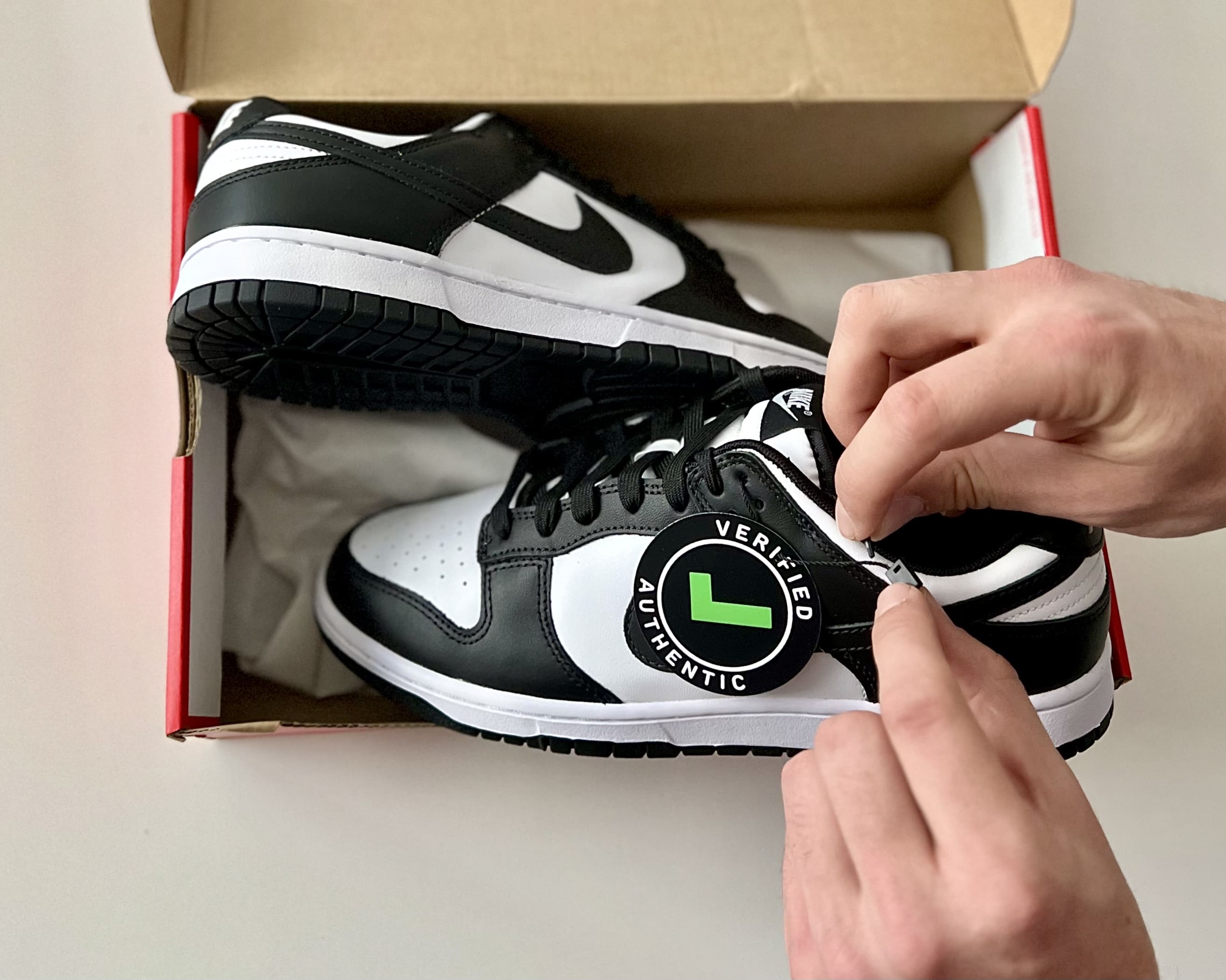 Schwarze Sneaker mit Echtheitsgarantie und CARPET KICKS Hang-Tag Verifizierungssiegel