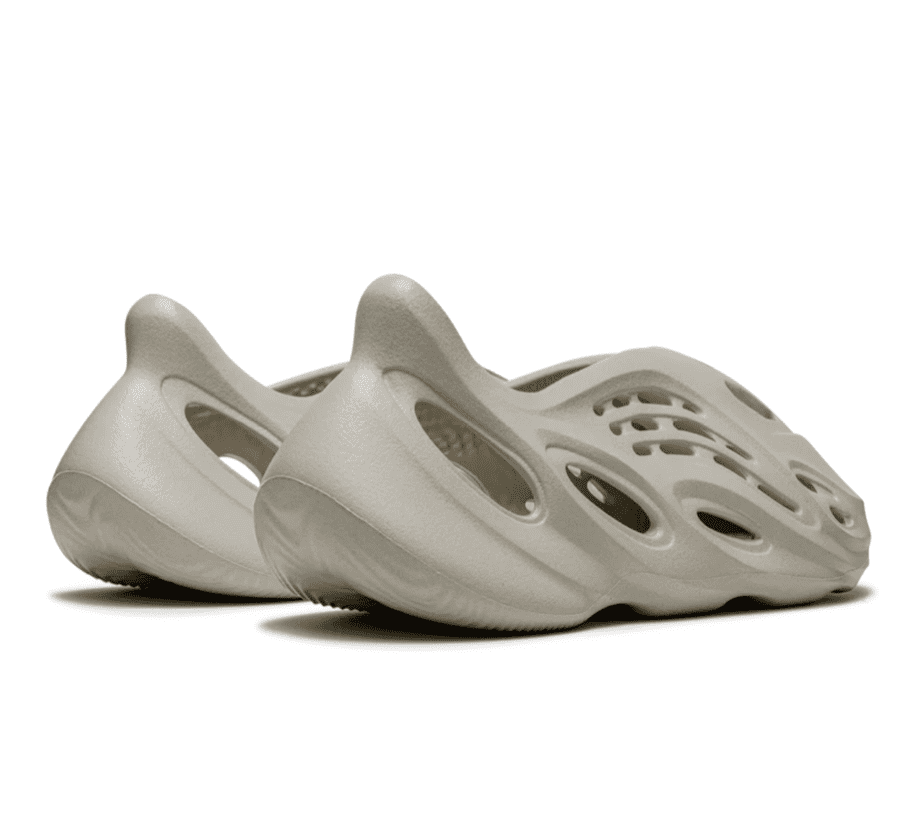 Yeezy Foam RNNR Sand - grauer Sneaker