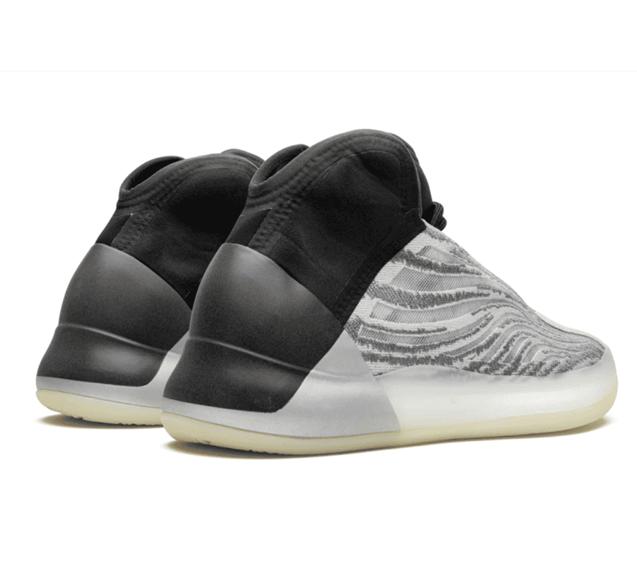 Yeezy QNTM Quantum - grau schwarzer Sneaker