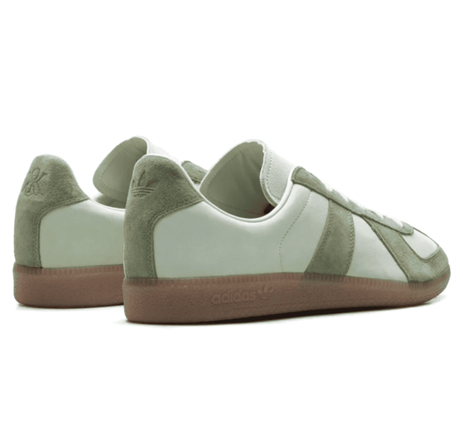 Adidas BW Army x KITH Tent Green Paar hinten mit KITH Branding