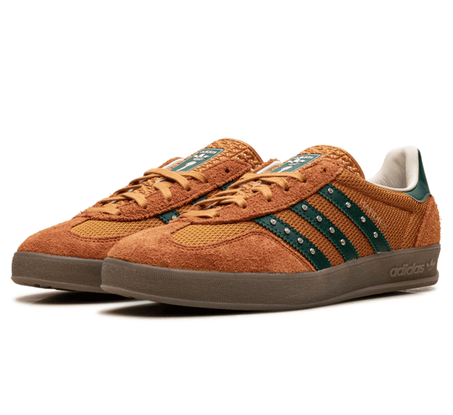 Adidas Gazelle Indoor x Hardies Rust Orange Seitenansicht mit cremeweißen Three Stripes und hochwertigem Wildleder