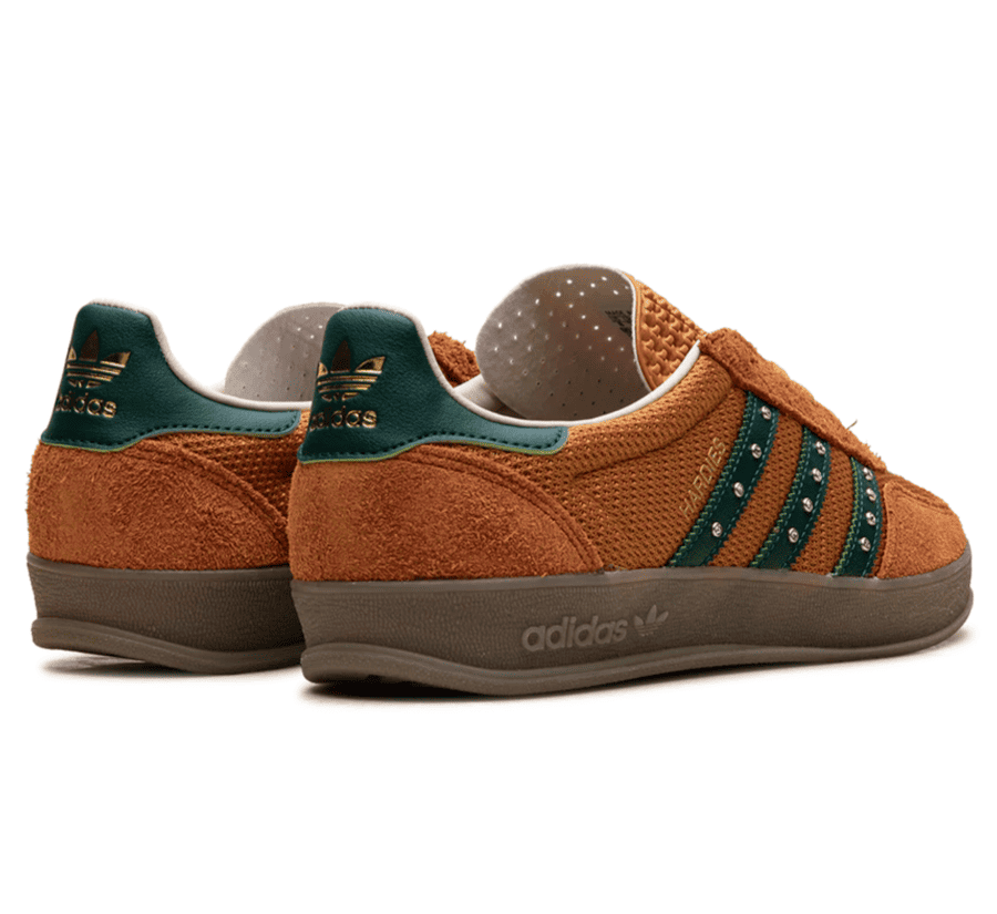 Adidas Gazelle Indoor x Hardies Rust Orange Paar hinten mit Hardies Kollaborationsdetails und Leder-Fersenkappe