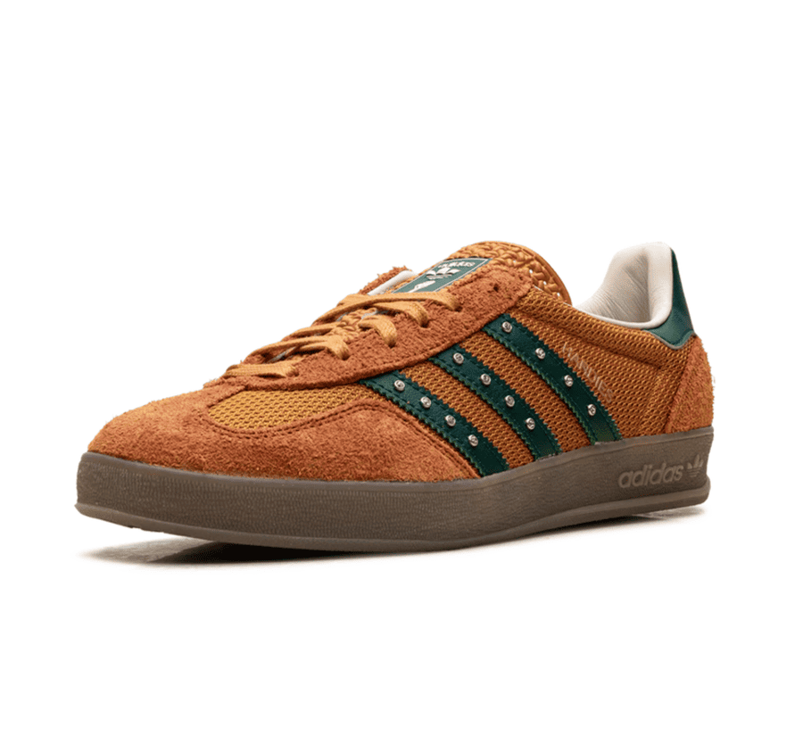 Adidas Gazelle Indoor x Hardies Rust Orange einzelner Schuh seitlich mit goldenem Gazelle Branding und Premium-Materialien