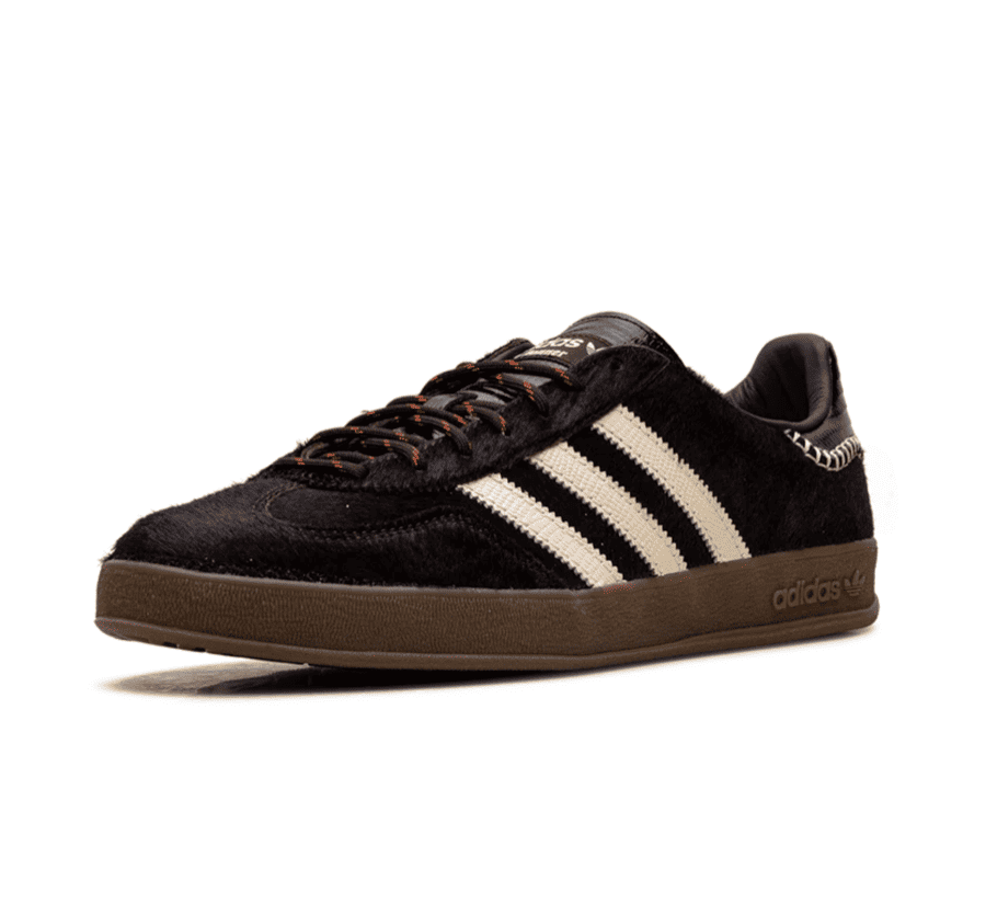 Adidas Gazelle Indoor x Wales Bonner Pony Hair einzelner Schuh seitlich mit luxuriösem Pony Hair Obermaterial
