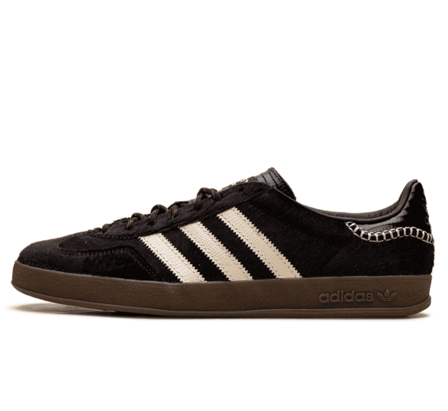 Adidas Gazelle Indoor x Wales Bonner Pony Hair Paar vorne Hauptbild Perspective mit braunem Pony Hair Upper und cremefarbenen Three Stripes