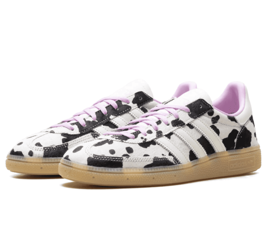 adidas Handball Spezial Cow Print Bliss Lilac KJ0090 Seitenansicht mit Cow Print und lilafarbenen Schnürsenkeln