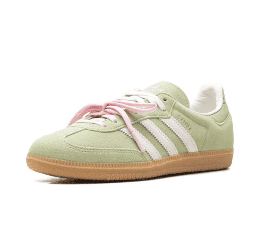 Einzelner adidas Samba OG Matcha KH8706 seitlich mit Wildlederstruktur und cremeweißen Details