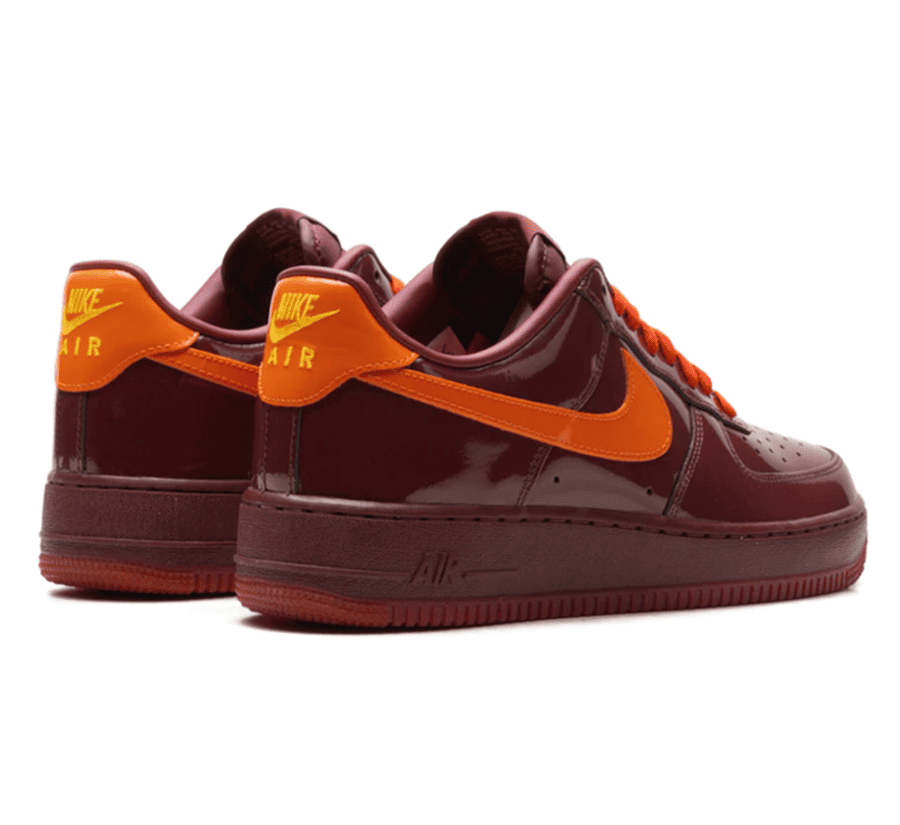Nike Air Force 1 Low Patent Leather Dark Team Red Safety Orange Paar hinten