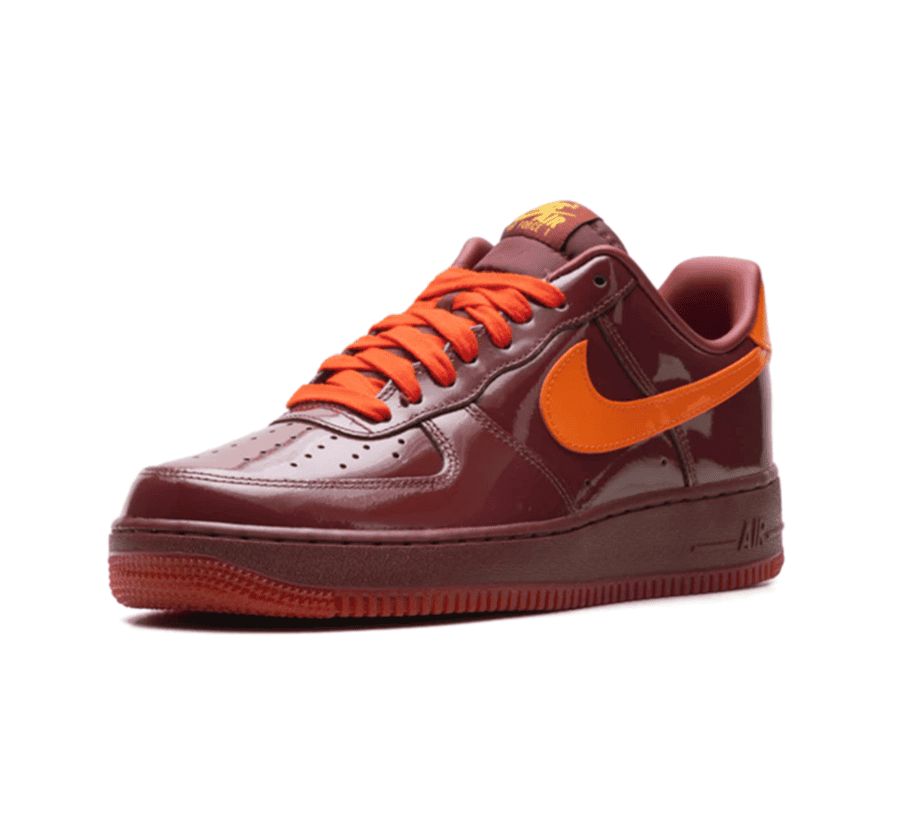Nike Air Force 1 Low Patent Leather Dark Team Red Safety Orange einzelner Schuh seitlich