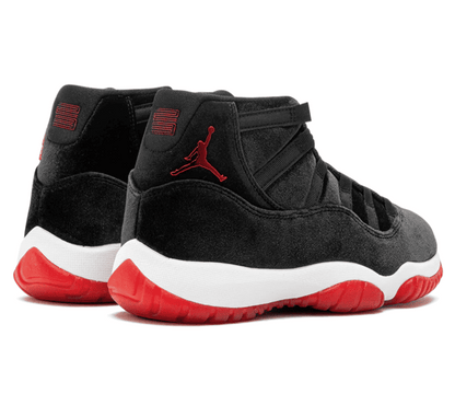 Air Jordan 11 Bred Velvet (W) - schwarz roter Sneaker