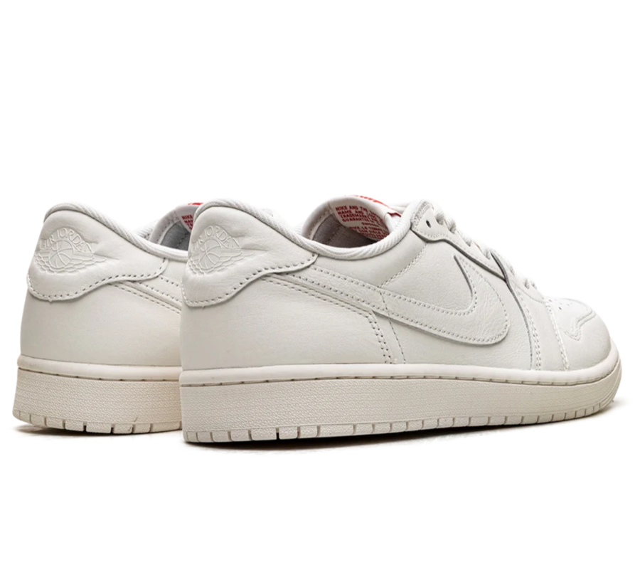 Air Jordan 1 Low OG Sail HQ6998-100 Paar hinten mit University Red Details